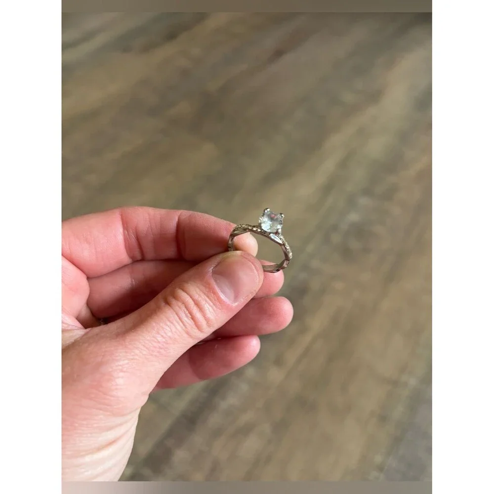 Fashion jewelry women’s size 10 metal and rhinestone twist solitaire ring